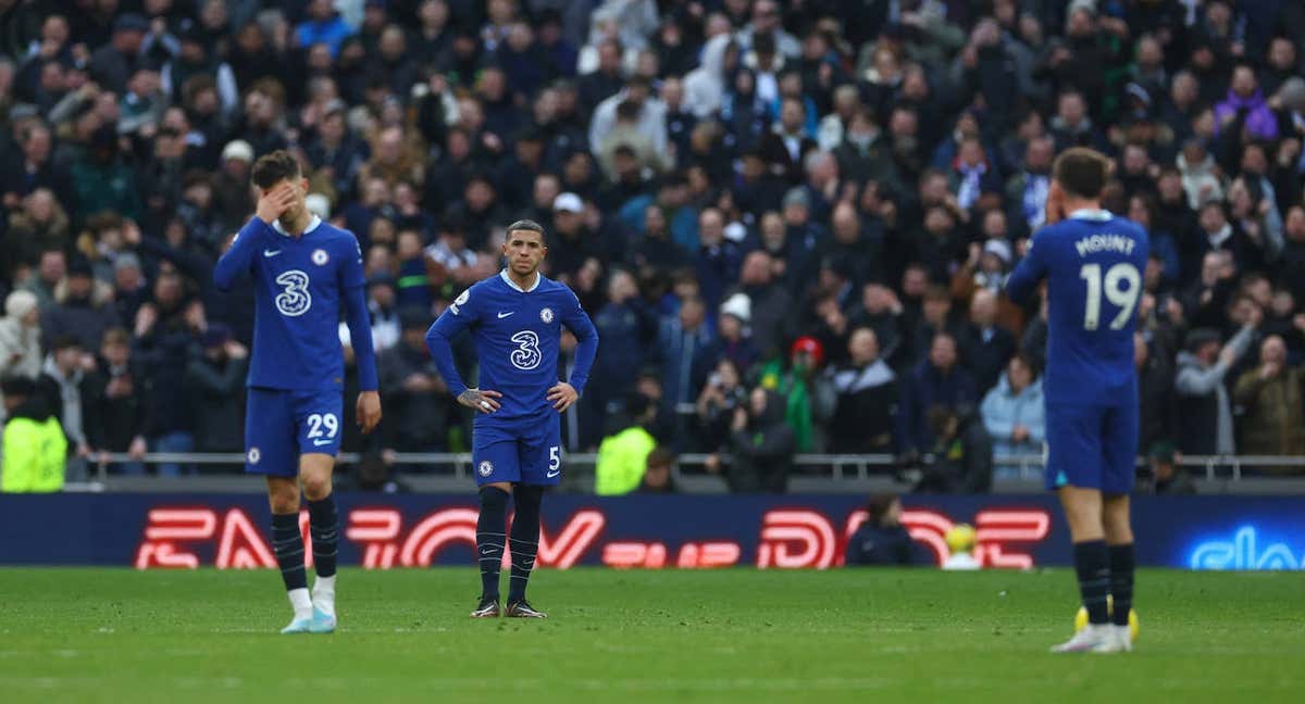 Los jugadores del Chelsea lamentan la derrota contra el Tottenham./Reuters