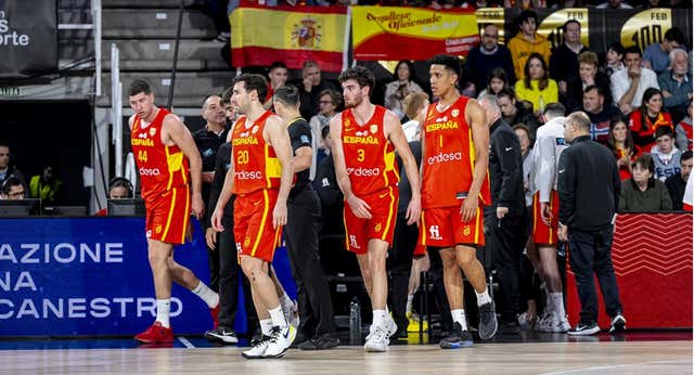 España cede la batalla en el rebote y no puede con Italia