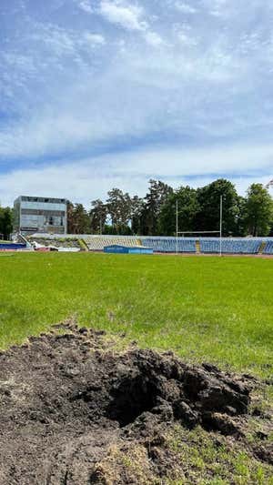 Agujero en el estadio Dynamo en Kharkiv causado por los ataques rusos. UKRAINIAN RUGBY