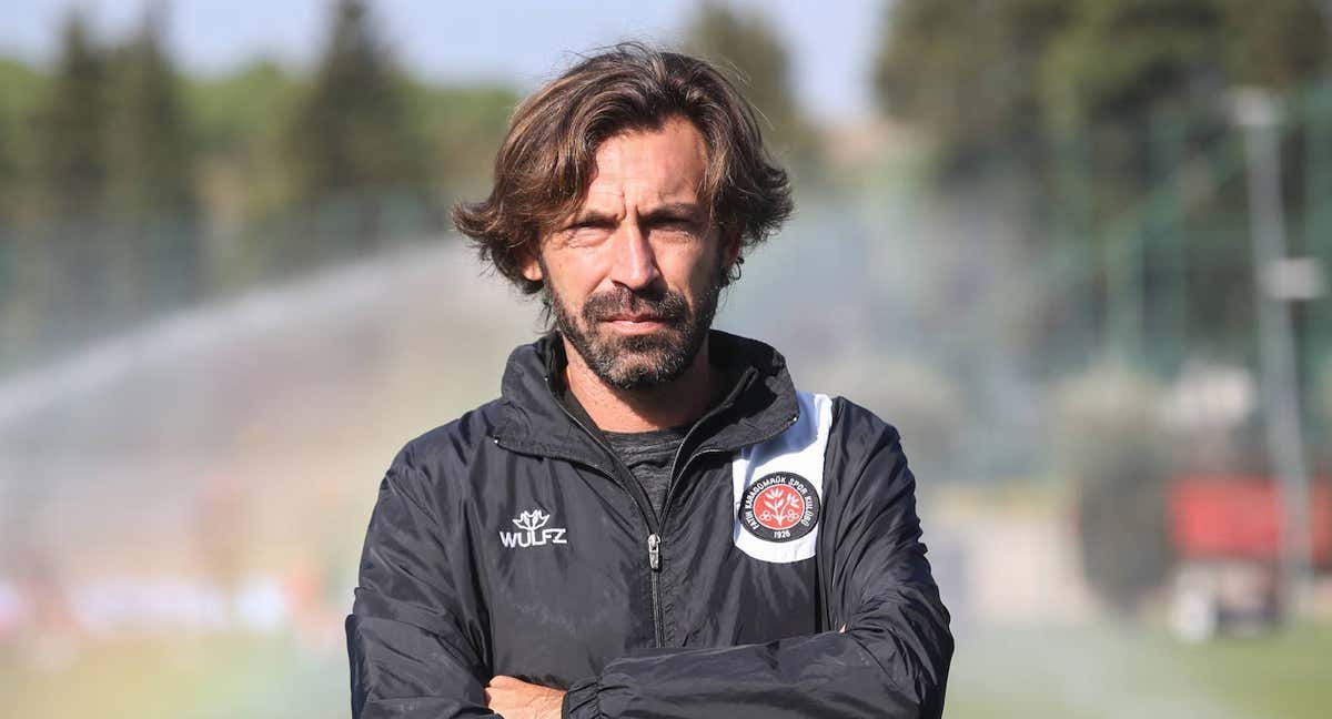 Pirlo posa vestido con el chándal de su equipo, el Fatih Karagümrük de la Super Liga turca. /GETTY
