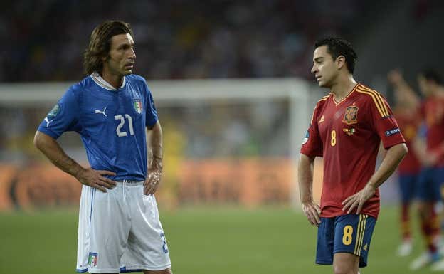 Pirlo, junto a Xavi durante la Eurocopa de 2012.  AFP