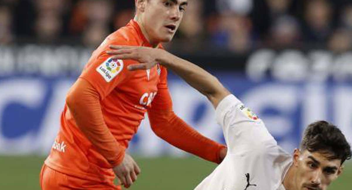 Valencia y Real disputan un balón.