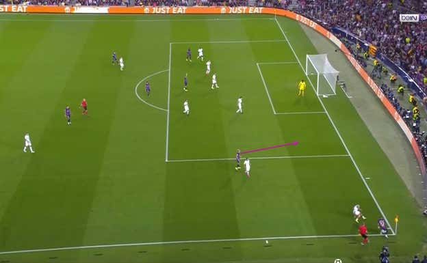 Roberto rompe a la espalda del interior rival, ya que DiMarco, carrilero del Inter, está muy abierto, regalándole así un espacio a explotar.