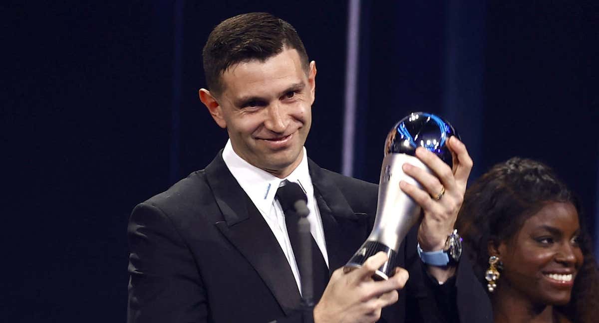 Dibu Martínez, recogiendo el premio The Best a mejor portero de 2022.