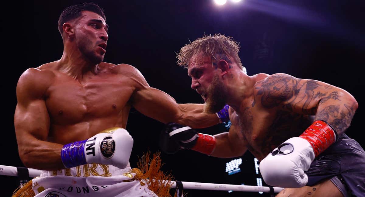 Tommy Fury y Jake Paul intercambian golpes durante su combate./Top Rank