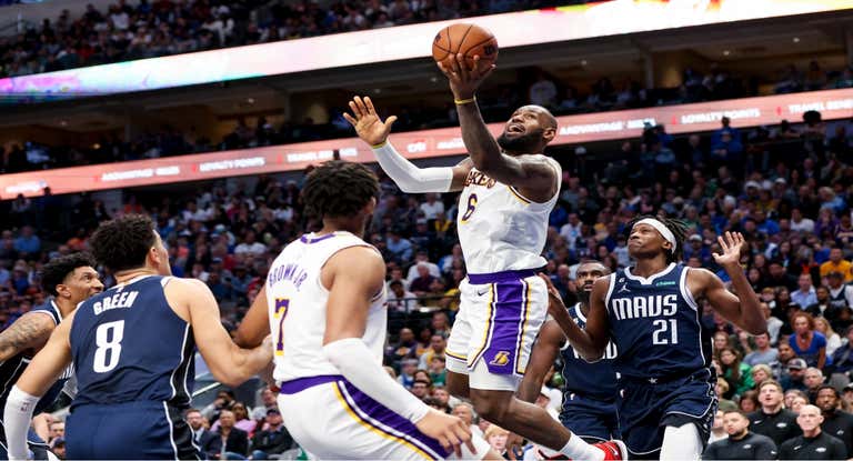LeBron James trata de anotar ante la defensa de los Mavericks.