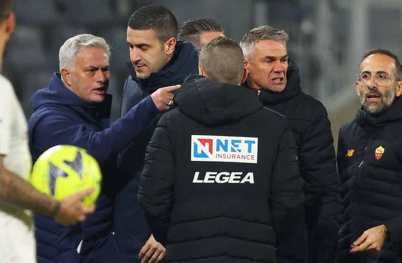 Mourinho estalla contra el cuarto árbitro: «Quiero saber si puedo hacer algo desde el punto de vista legal»