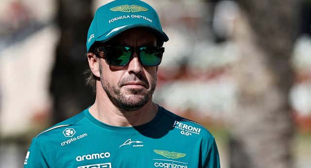 Un envoltorio de sándwich traicionero, remontadas…: así le ha ido a Fernando Alonso en su estreno cuando cambió de equipo