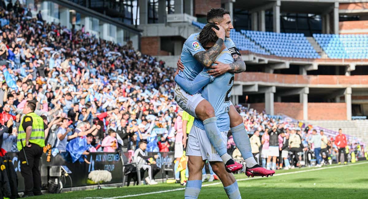 Gabri Veiga y Hugo Mallo celebran un gol frente al Valladolid. /EFE