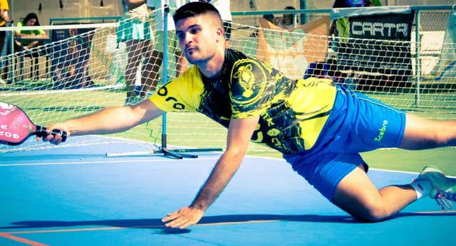 El maestro que pudo ser futbolista y brilla en el pickleball: «Por las mañanas estoy con los niños; por las tardes entreno como puedo»