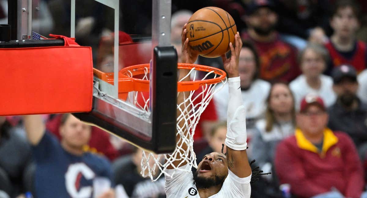Darius Garland de los Cleveland Cavaliers machaca la canasta./Reuters