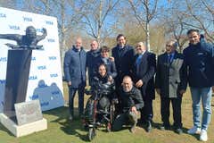 Una medalla fundida en el mármol: Teresa Perales inaugura su estatua en Zaragoza