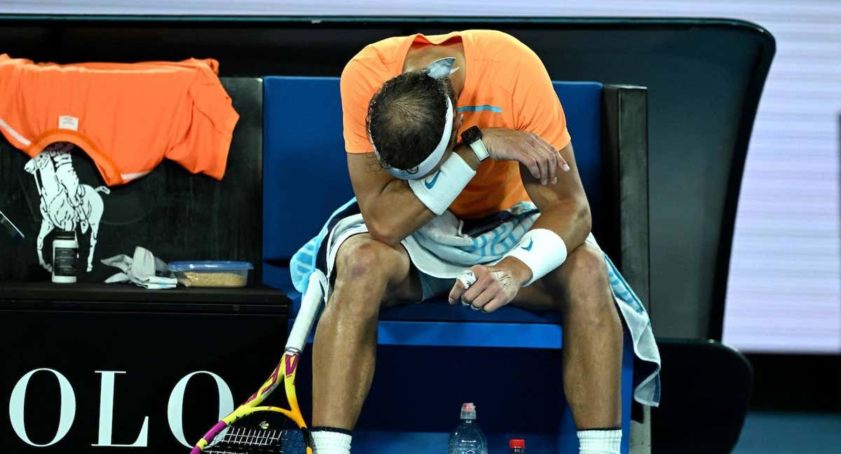 Nadal se lamenta en Australia tras lesionarse el psoas. /MANAN VATSYAYANA / AFP