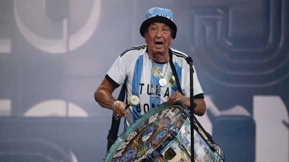 Tula, aficionado argentino, premiado en la gala de The Best. /AFP