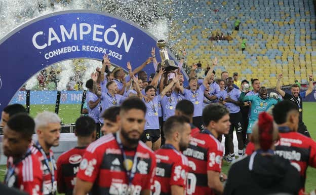 Independiente del Valle celebra el título ante la mirada de los jugadores de Flamengo.  Efe