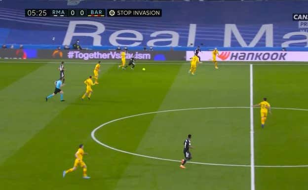 En una situación de 1x1 sin ayudas, con todo el campo por delante, algo que el Real Madrid suele explotar con maestría, es minimizada por el poderío de Araujo ante Vinicius.