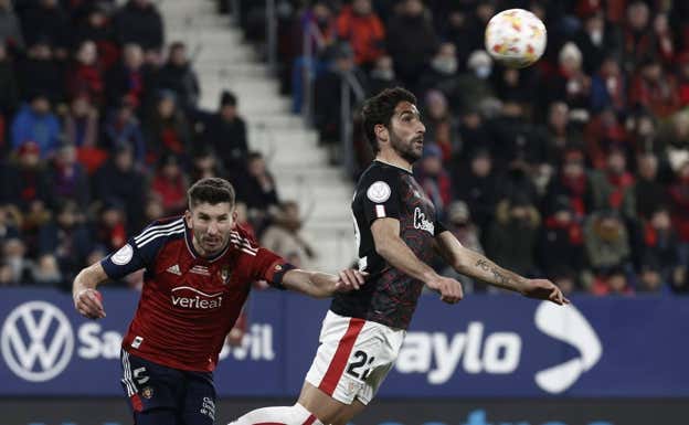 El central lucha con Raúl García en un acción del segundo tiempo. EFE