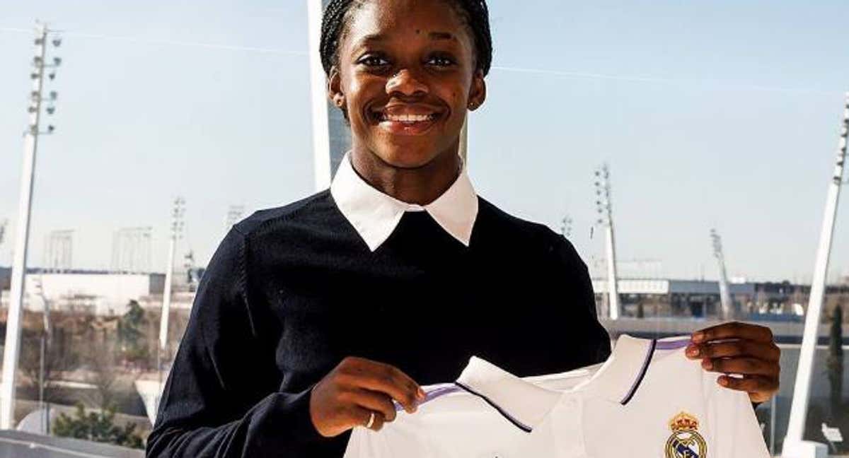 Linda Caicedo posa con la camiseta del Real Madrid femenino. /REAL MADRID FEMENINO