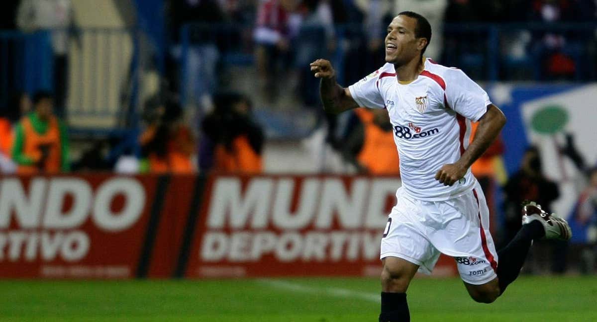 Luís Fabiano celebra el gol de la última victoria del Sevilla en feudo colchonero./REUTERS