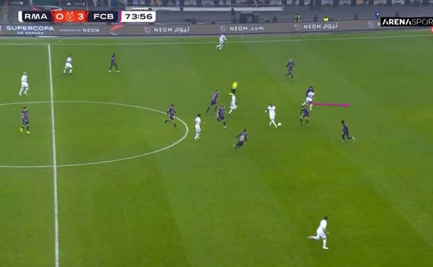 Una vez se conecta con Benzema, si el que salta es Christensen, Vinicius tira desmarque a su espalda, atacando zonas nuevas y más fáciles de dañar.