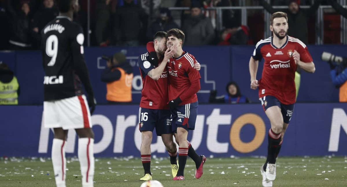 Moi Gómez felicita a Abde tras el gol conseguido ante el Athletic./EFE