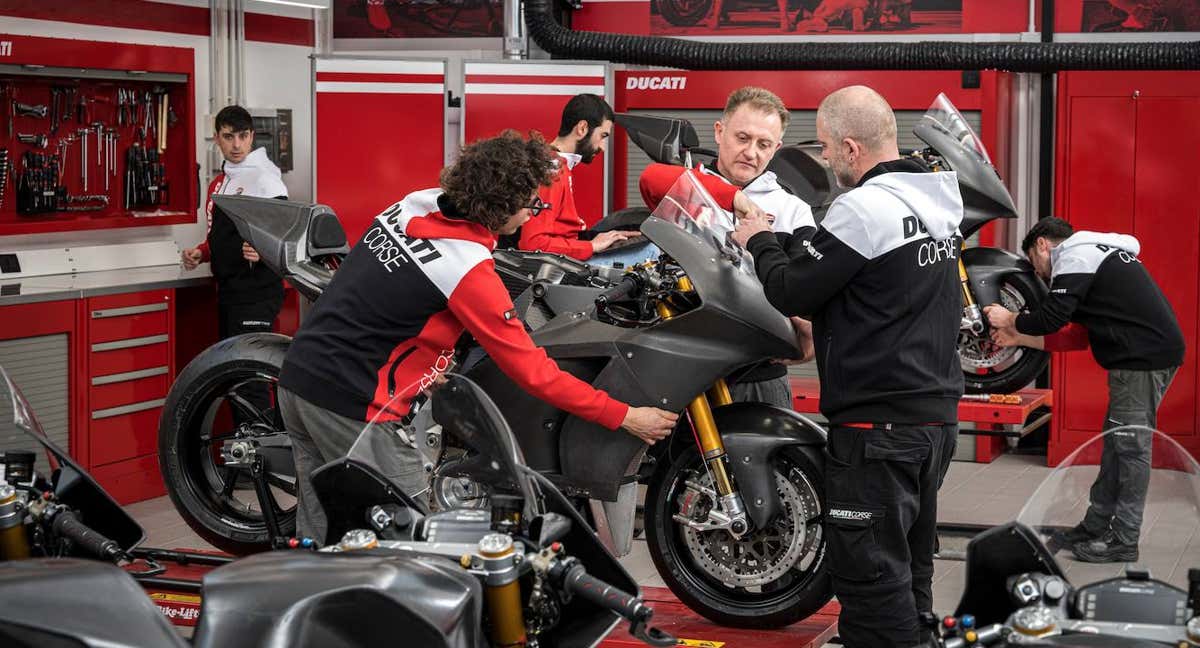 Varios técnicos de Ducati trabajan en una de las unidades de MotoE para 2023. /Ducati