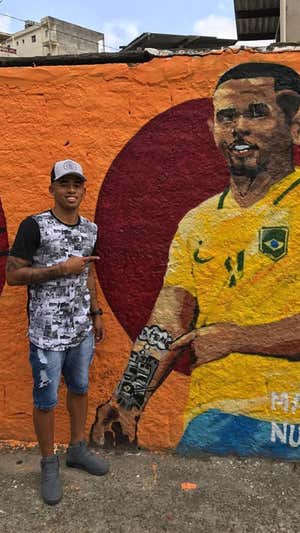 Gabriel Jesús posa con uno de los murales que tiene en Brasil. INSTAGRAM