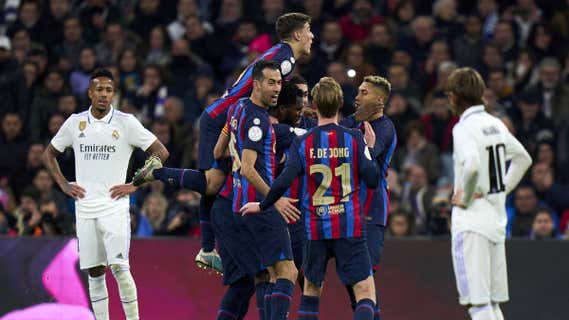 El Barça celebra el gol ante la mirada de Militao./GETTY