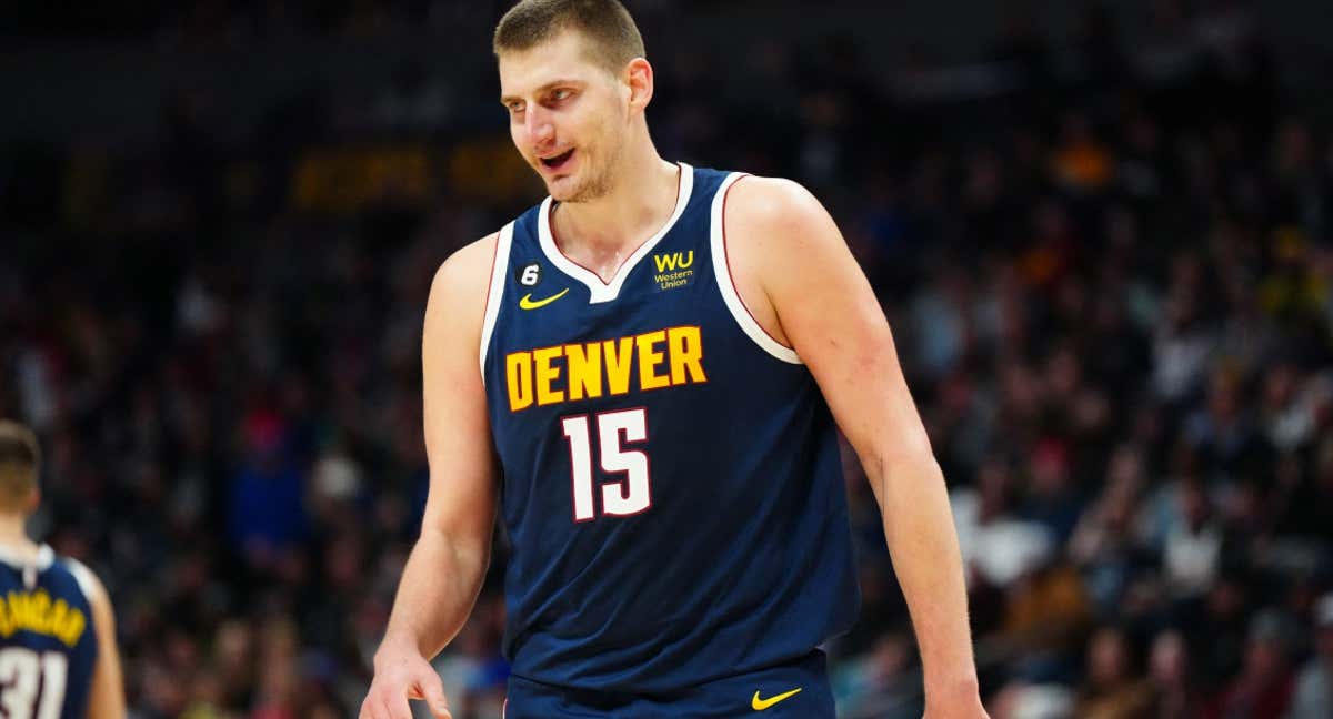 Nikola Jokic sonríe tras un partido de los Denver Nuggets./Reuters