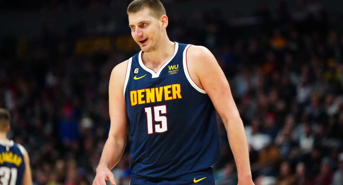 Nikola Jokic sonríe tras un partido de los Denver Nuggets.