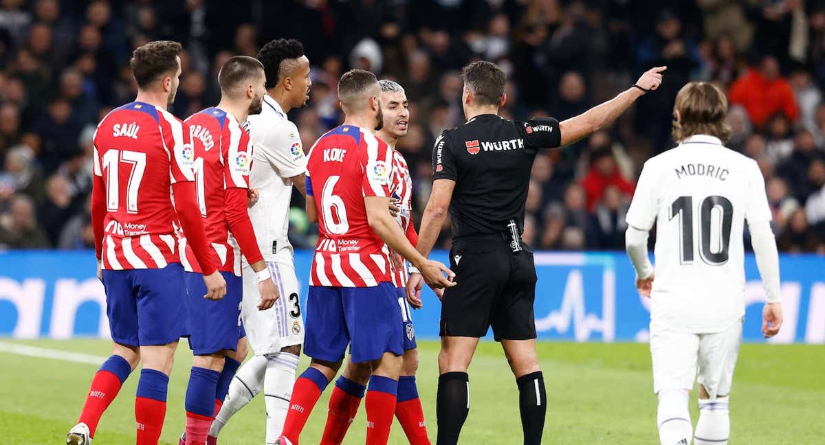 Correa acabó expulsado en el derbi liguero contra el Real Madrid