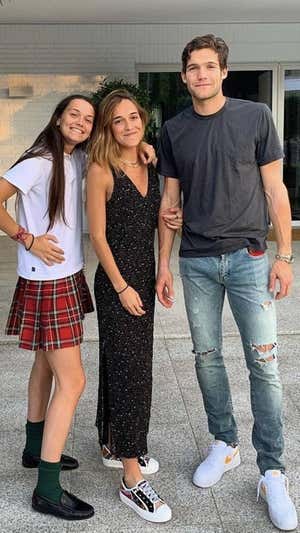 Marcos Alonso, junto a sus hermanas, Lucía y Mercedes.  INSTAGRAM