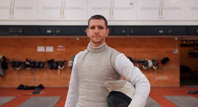 La vida de Carlos Llavador, un emigrante en una fábrica de medallistas: «En España no importan los resultados ni los valores»
