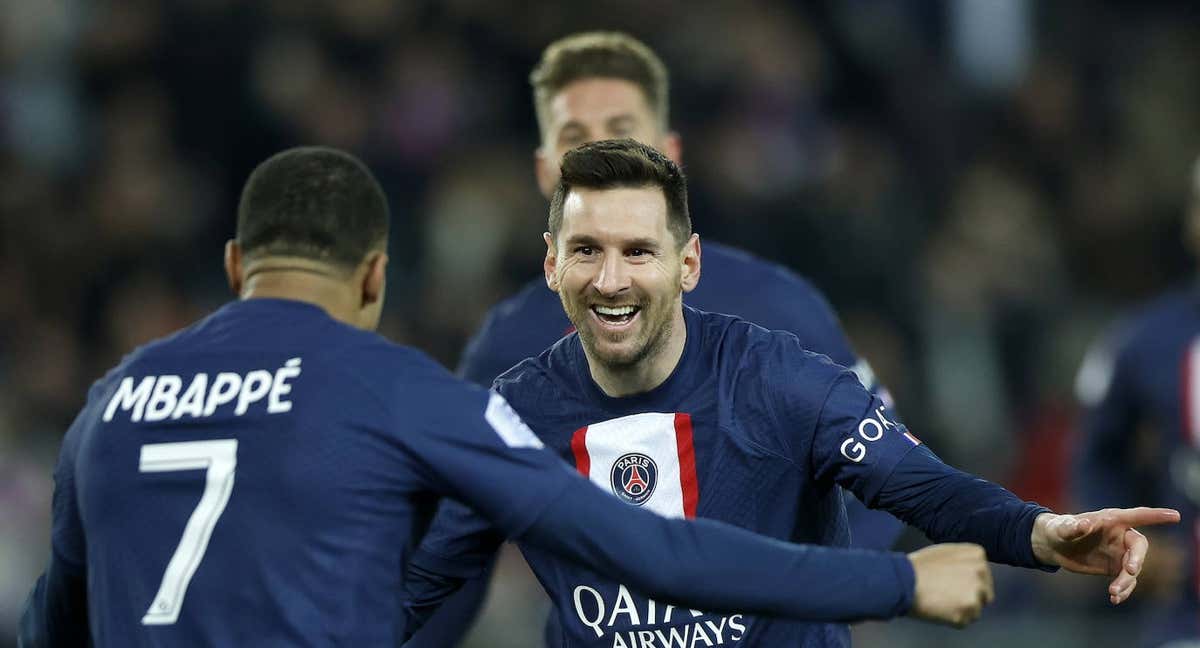 Mbappé y Messi celebran el gol del argentino. /EFE