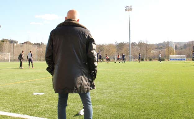 Juan Señor, desde la banda, observa a sus futbolistas. Pontevedra CF