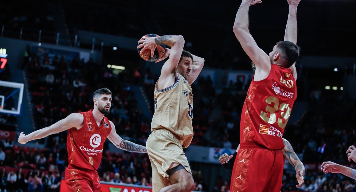NICO LAPROVITTOLA BUSCA EL PASE ANTE LA DEFENSA DEL CASADEMONT ZARAGOZA
