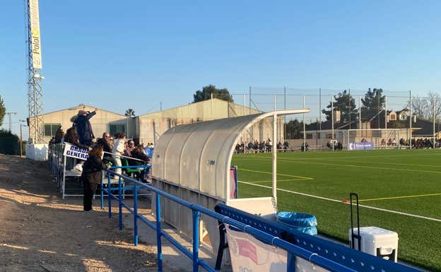 Banquillo del Real Madrid en el estadio del Alhama.  RELEVO