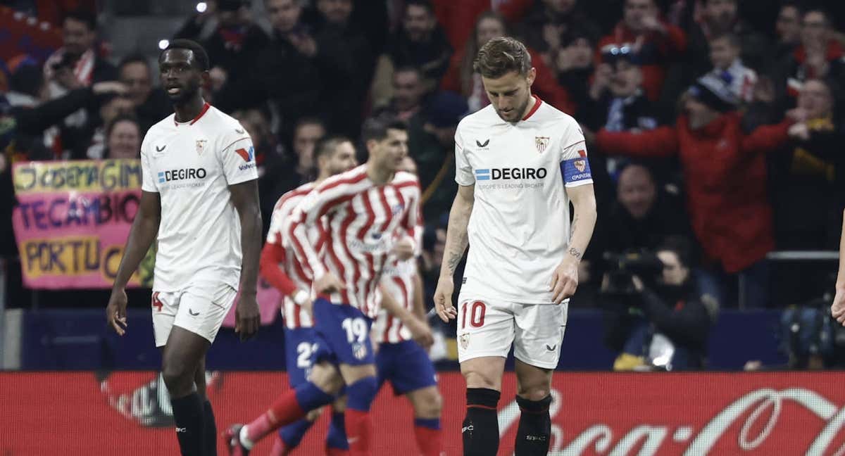 Rakitic cabizbajo, tras encajar uno de los goles./EFE