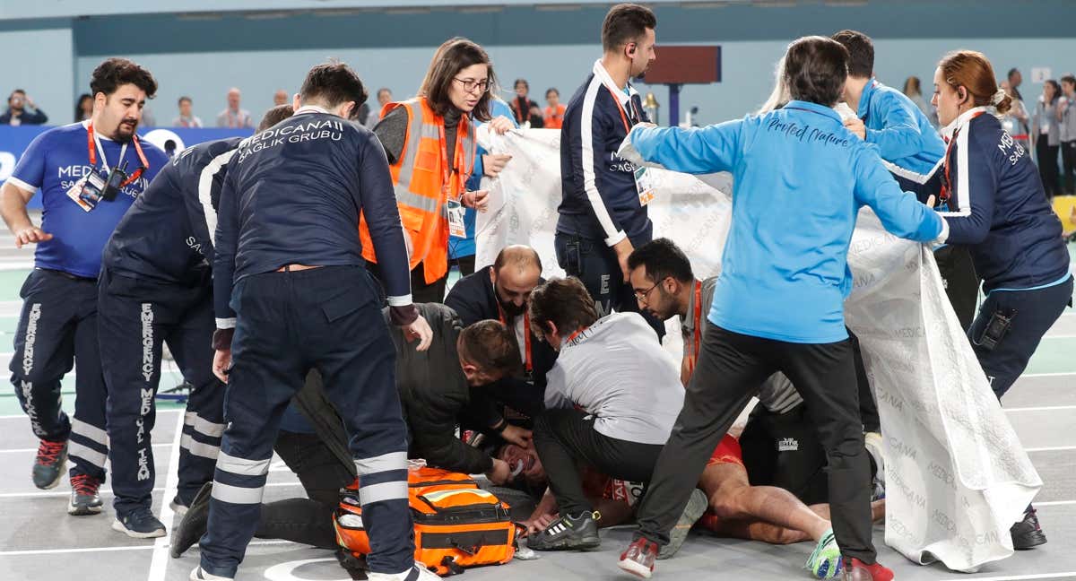 Los servicios médicos atendieron a Quique Llopis sobre la pista./REUTERS