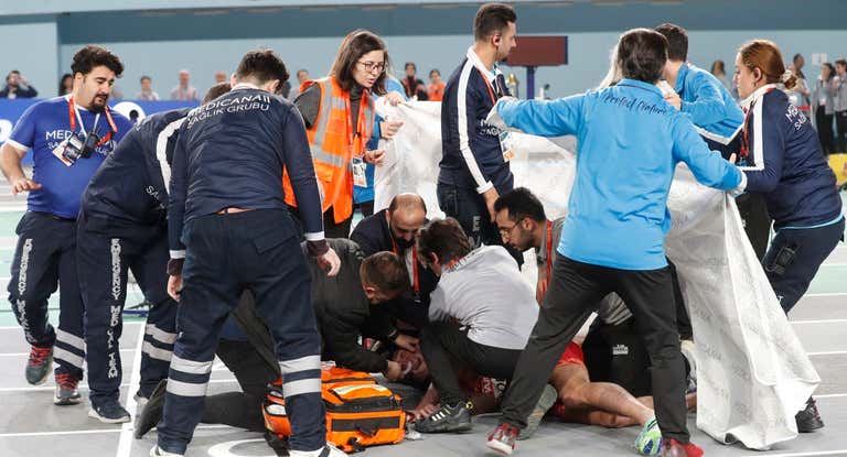 Los servicios médicos atendieron a Quique Llopis sobre la pista.