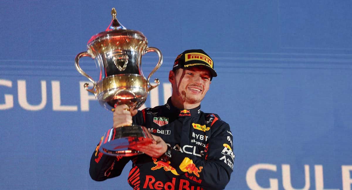 Max Verstappen, ayer, con el trofeo de ganador en Baréin. /GETTY