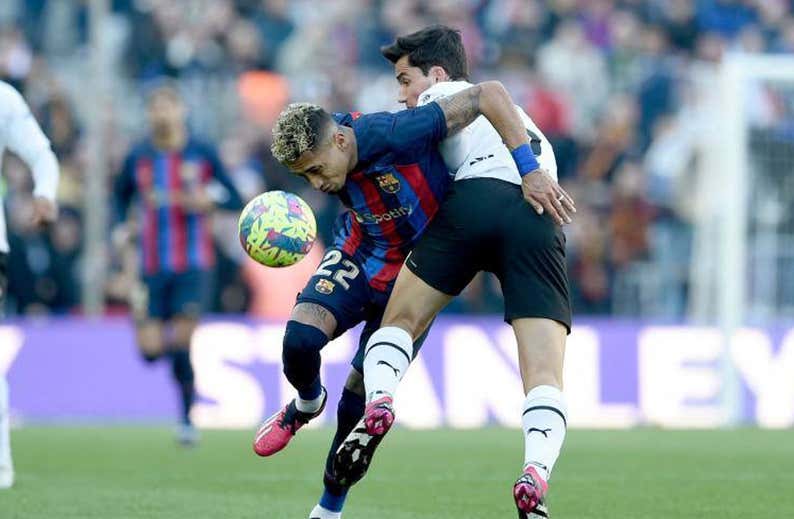 El Valencia no da crédito al arbitraje en el Camp Nou: «¿Para qué está el VAR?»