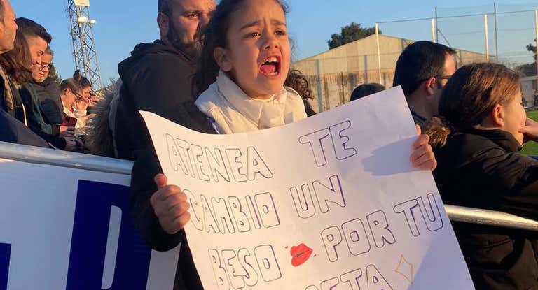 Dania, con la pancarta en la que le pedía a Athenea del Castillo su camiseta.