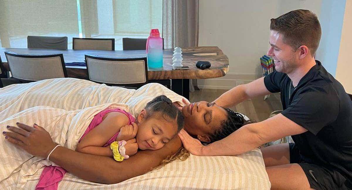 Serena Williams abraza a su hija durante una sesión de fisioterapia. /Instagram/Serena Williams