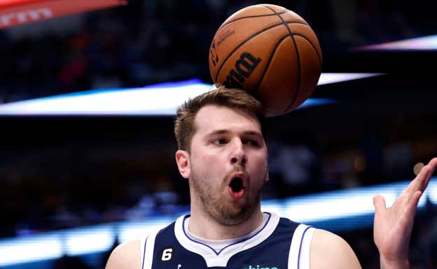 Luka Doncic protesta durante el partido ante los Suns. AFP