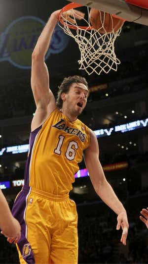 Mate de Pau Gasol con la camiseta de los Lakers. AFP
