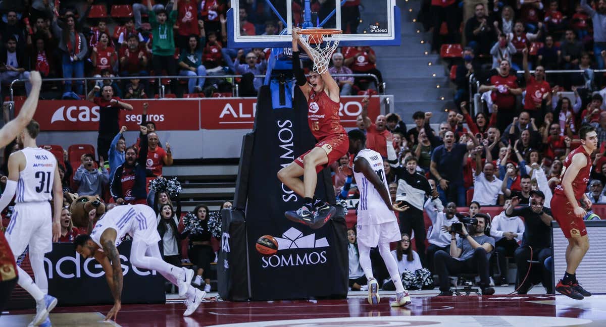 Aday Mara se cuelga del aro en el partido ante el Real Madrid. /ACB PHOTO