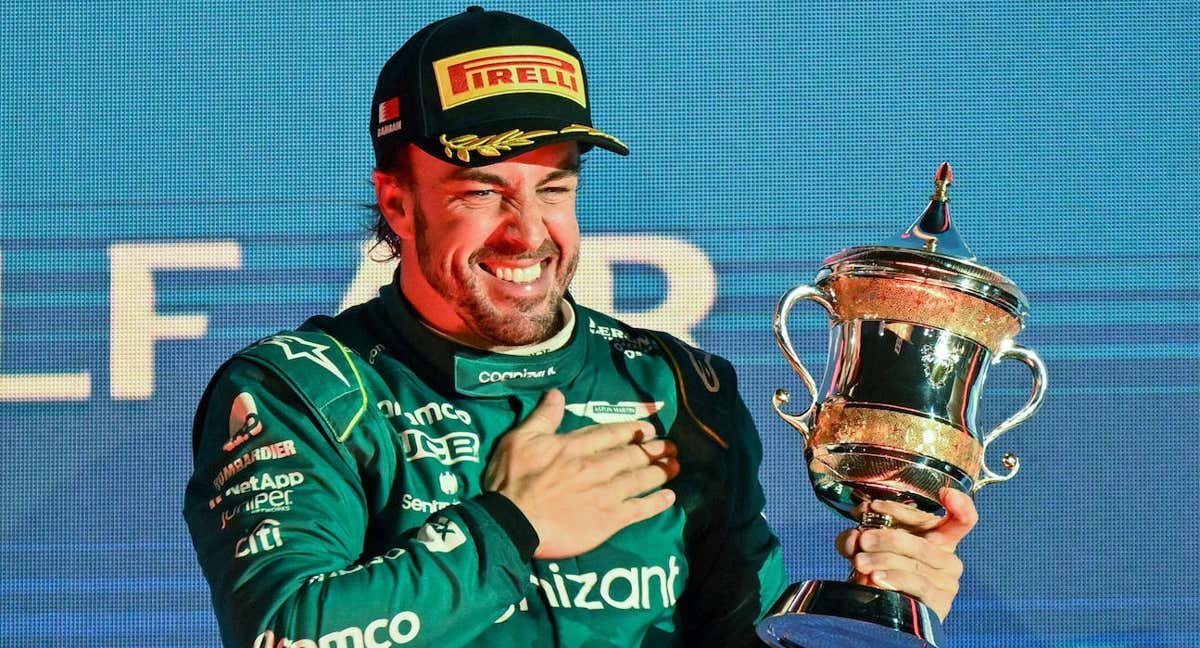 Fernando Alonso, ayer, en el podio de Baréin. /AFP