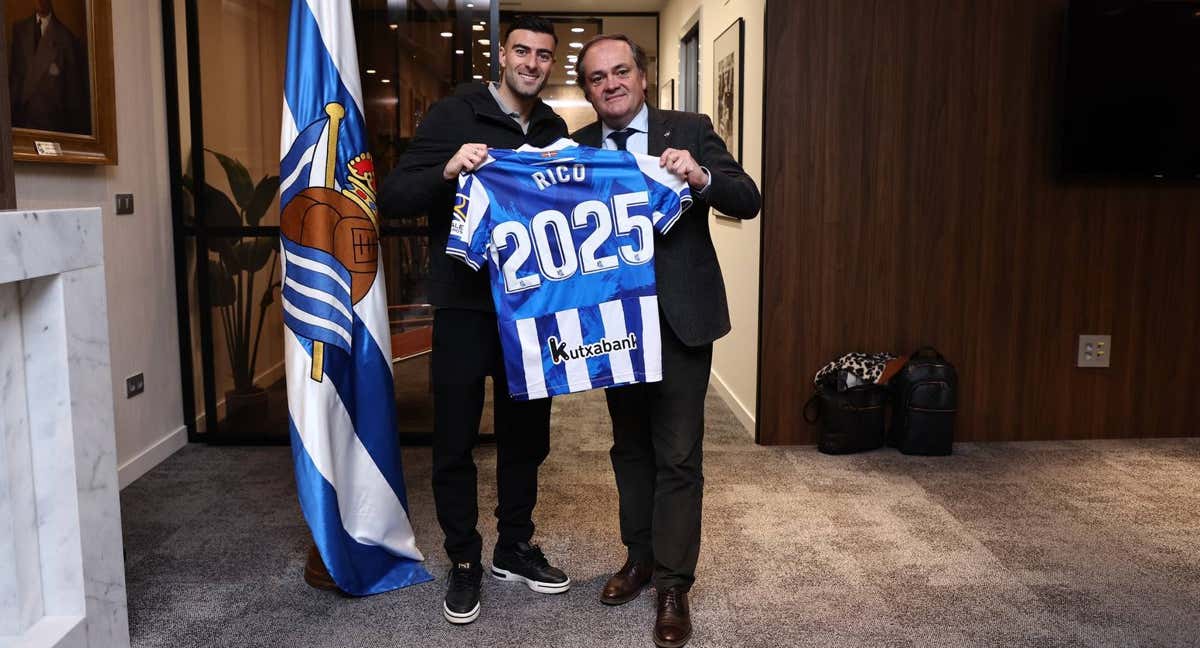 Diego Rico y Jokin Aperribay posan tras la renovación del lateral.