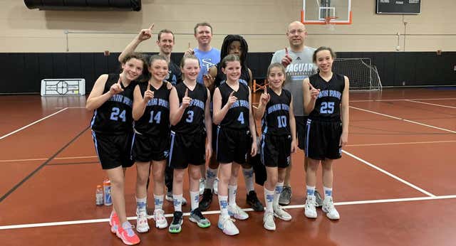Castigadas sin trofeo por ganar una liga de baloncesto sólo para niños